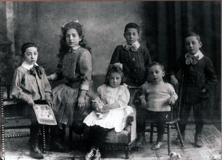 Amsterdam ca 1913. De kinderen uit het eerste huwelijk van Ido's grootvader Aäron Abrams. Van links naar rechts: Jacques, Tsiporra, Suus, Isidoor (Ido's vader), Arnold en Bernard {1913:Amsterdam}