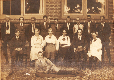Coevorden juni 1917. Klas 2b van de HBS, Wies van Rhijn zit derde van rechts {1917:Coevorden}