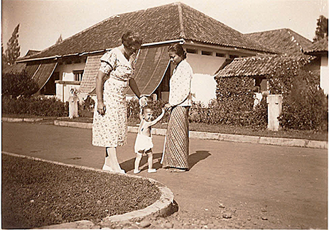 Batavia 1938, moeder Wies, broer Ron en het kindermeisje {1938:Jakarta}