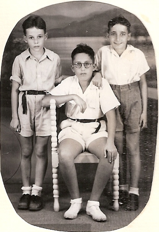 Batavia 1948. De drie jongens Abram, van links naar rechts: Ronny, Ron, Ido {1948:Jakarta}