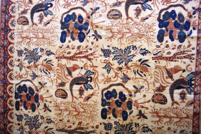 De motieven op de doek verwijzen naar vruchtbaarheid, voorspoed en liefde. Het was gebruikelijk dit soort kostbare textiel als huwelijkscadeau te geven {1912:Malang}