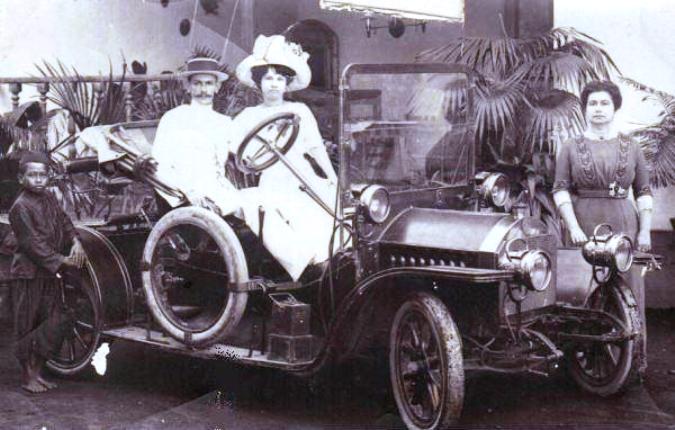 Tientje en haar man Karel in hun Spyker, ca 1915, rechts haar moeder Francina Wilhelmina Weijchardt (Soerabaja 1864-Den Haag 1953), links een onbekend jongetje {1915:Probolinggo, Oost-Java, Indonesië}