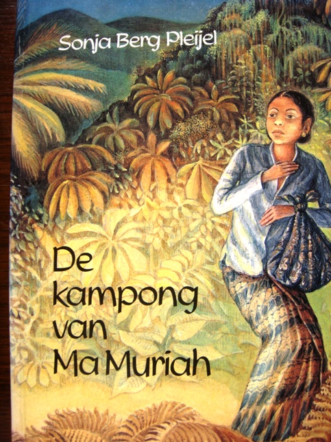 Sonja Berg Pleijel. De kampong van Mah Muriah. Over een 15-jarig Indisch meisje dat na de Japanse inval in 1942 naar het dorp van haar Javaanse grootmoeder vlucht {1979:Jokkmekk, Zweden}