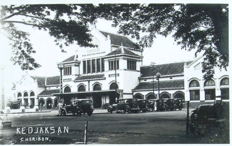 Het station van Cheribon, van waaruit Georgine met haar ouders naar Salatiga reisden om haar oma van vaders kant te bezoeken. Vader had als 'spoorwegarts' natuurlijk een bijzondere band met dit gebouw. De afbeelding komt uit de IWI-collectie inventr.nr 30038789 {1930:Cheribon}