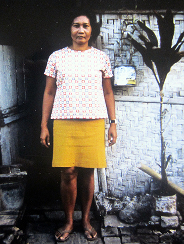 Bandung 1974. Georgine voor haar huisje waar ze met haar moeder en kinderen woonde. De foto werd gemaakt door haar schoolvriendin, de zuster van mevrouw Zuurveen uit Uithoorn {1974:Bandung}