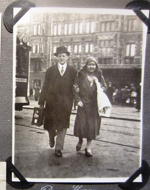 Annekes ouders zijn op reis in Europa. Ze bezoeken Bientjes familie om Koestinah voor te stellen, ze bezoeken het hoofdkantoor van zijn werk in Amsterdam, en ze gaan op vakantie naar Zwiterserland {1929:Amsterdam}