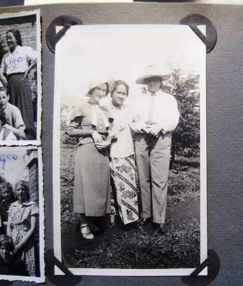 Deze foto van Koestinah en Bientje werd omstreeks 1937 in Batavia gemaakt door Soekawati, met wie Bientje en Yo Hen Kam in 1919 de PEB oprichtte. De vrouw links is "tante Jeanne", de echtgenote van Soekawati {1937:Jakarta, Indonesië}