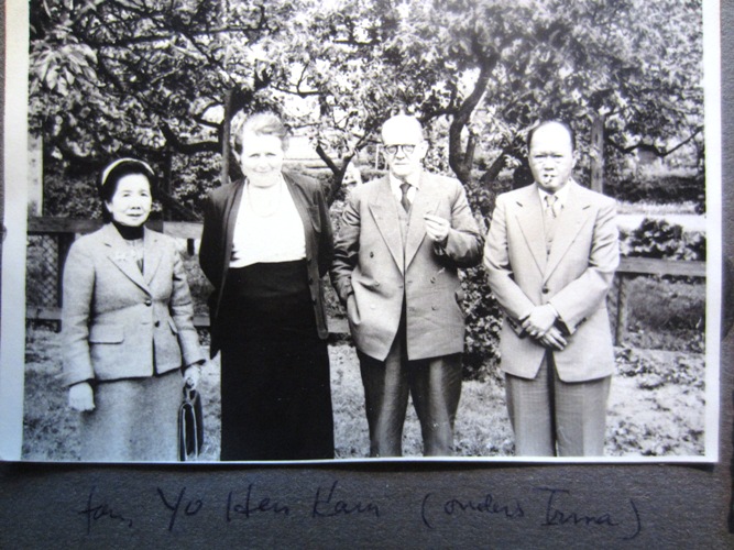 Deze foto dateert uit de jaren vijftig toen Yo Hen Kam en diens vrouw Bientje in Schagen opzochten , de tweede vrouw links is de zuster van Bientje {1950:Schagen, Nederland}