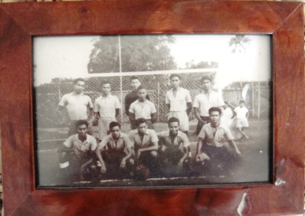 Ami in 1950 in de BéBé's, de Buitenzorgse Boys, zijn voetbalclub. Vanaf 1950 heet de club de Bogorse Boys {1950:Bogor}