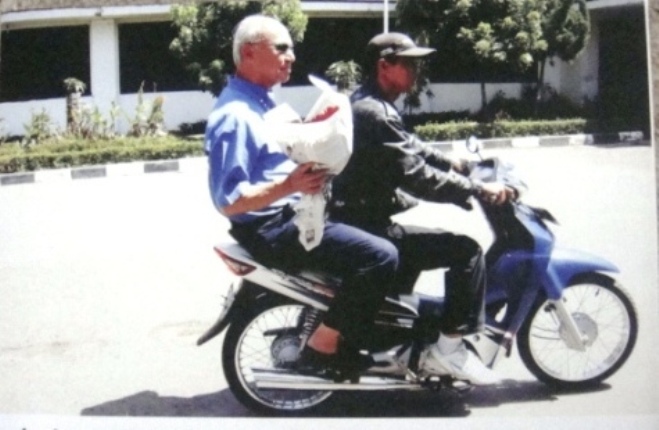 Nooit vergeten: bloemen voor de voorouders. Ook in 2007 als hij met zijn hele gezin in Bandung is, brengt Ami hormat aan zijn voorouders {1987:Bandung}