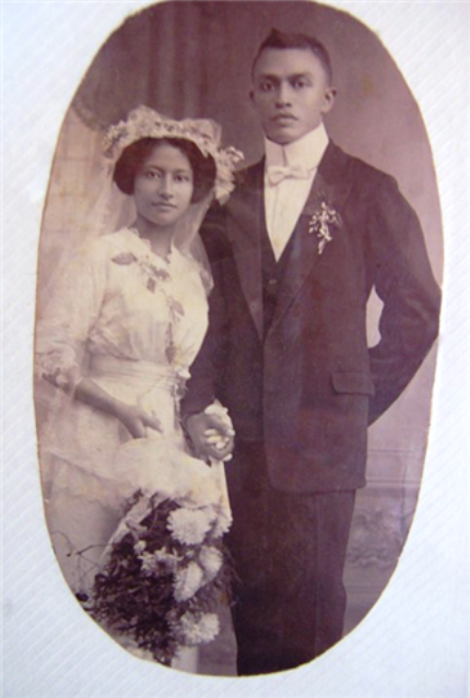 Op 12 mei 1915 trouwt Agnes met haar Victor in Soerabaja, Oost-Java {1915: Surabaya, Indonesië}