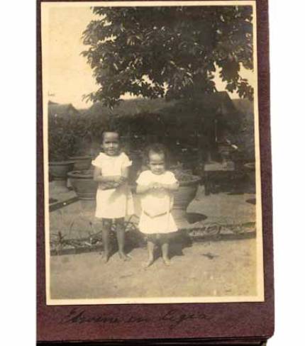 Pagina uit andermans familiealbum. Edwine werd op 21 november 1912 geboren op de SF Medari bij Djocja. Ze stierf op 26 december 1927 aan difteritus. Hier staat ze met haar jongere zusje Lygia {1927:Yokjakarta, Indonesië}
