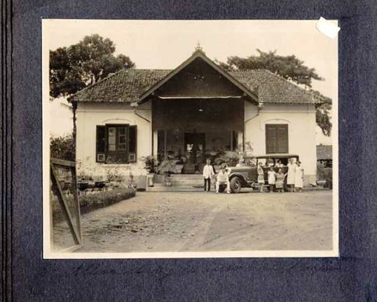 Agnes met haar gezin voor hun huis op Medari, ca 1931 {1931:Yokjakarta, Indonesië}