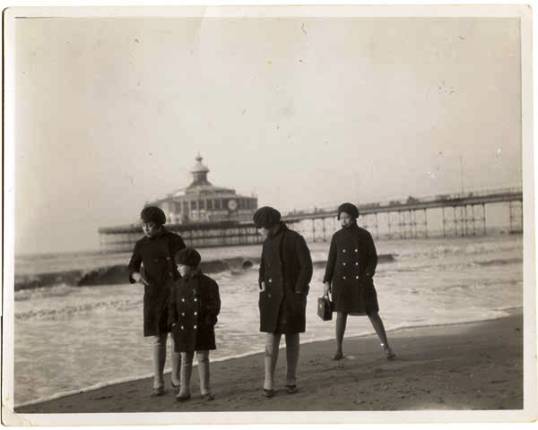 Op groot verlof in Den Haag, Holland. De meisjes worden gefortografeerd door hun vader die een fervent amateur fotograaf was {1929:Scheveningen, Nederland}