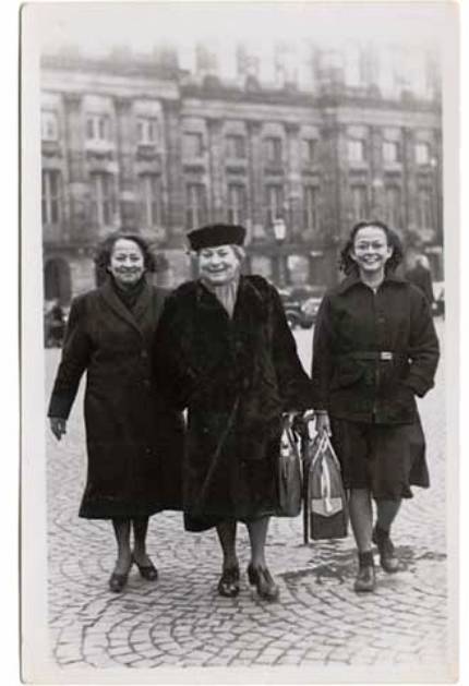 Agnes met haar jongste dochter Edy en een vriendin op de Dam in Amsterdam, 1951 {1951:Amsterdam}