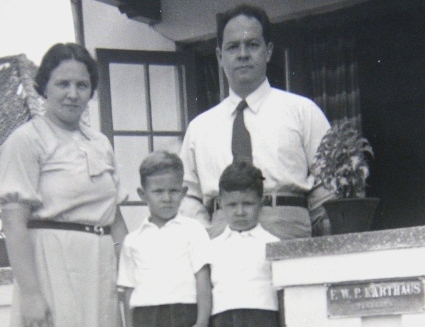 Fredrik met zijn gezin voor hun huis in Cheribon, ca 1935. Links zijn vrouw Wilhelmina Catharina Maria (Mientje of Minke) van der Kleij en voor hen Bud en Bob, hun zonen {1935:Cheribon}