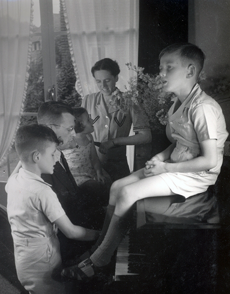 De Bosch 1946. Het gezin Karthaus aan de vleugel waar het jaar tevoren nog de H.Mis was opgedragen. De foto komt uit de familiecollectie {1946:Den Bosch}