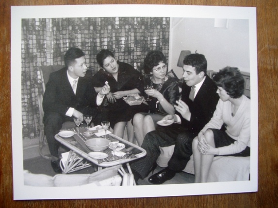 Kandidaatsexamen TH Delft, 1963. Bob specialiseert zich nu zich in de electrotechniek, zijn twee grote liefde. Naast hem Sonja Priester, zijn latere vrouw {1970:Delft}