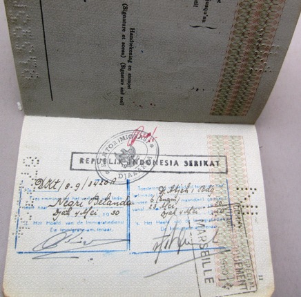 Minkes paspoort met Indonesisch stempel. Pas als ze een (on-)gezondheidsverklaring van haar arts heeft overlegd, krijgt Minke haar uitreisvisum voor Holland {1950:Soest, Nederland}