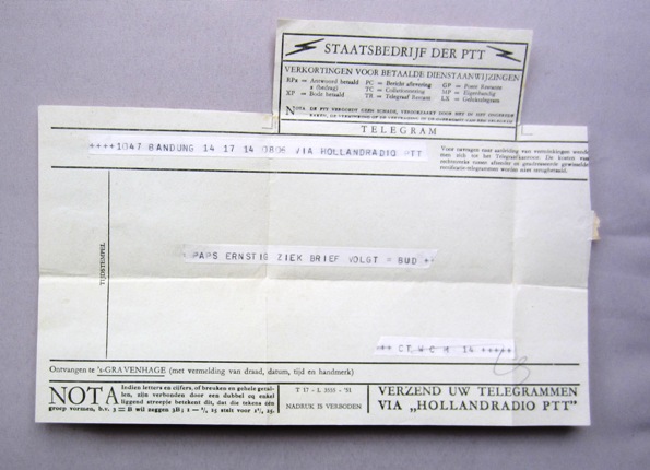 Het onheilstelegram uit Bandoeng. Nu de procedure voor eerherstel begonnen is, overlijdt haar Fredrik plotseling na een kort ziekbed {1952:Bandoeng}