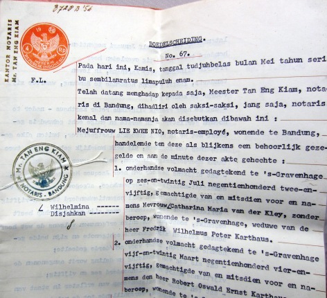De Akte van Boedelscheiding. Eindeloos geharrewar, maar tenslotte ontvangen Minke en Bob toch de definitieve akte. Minke schiet er weinig mee op {1956:Den Haag}