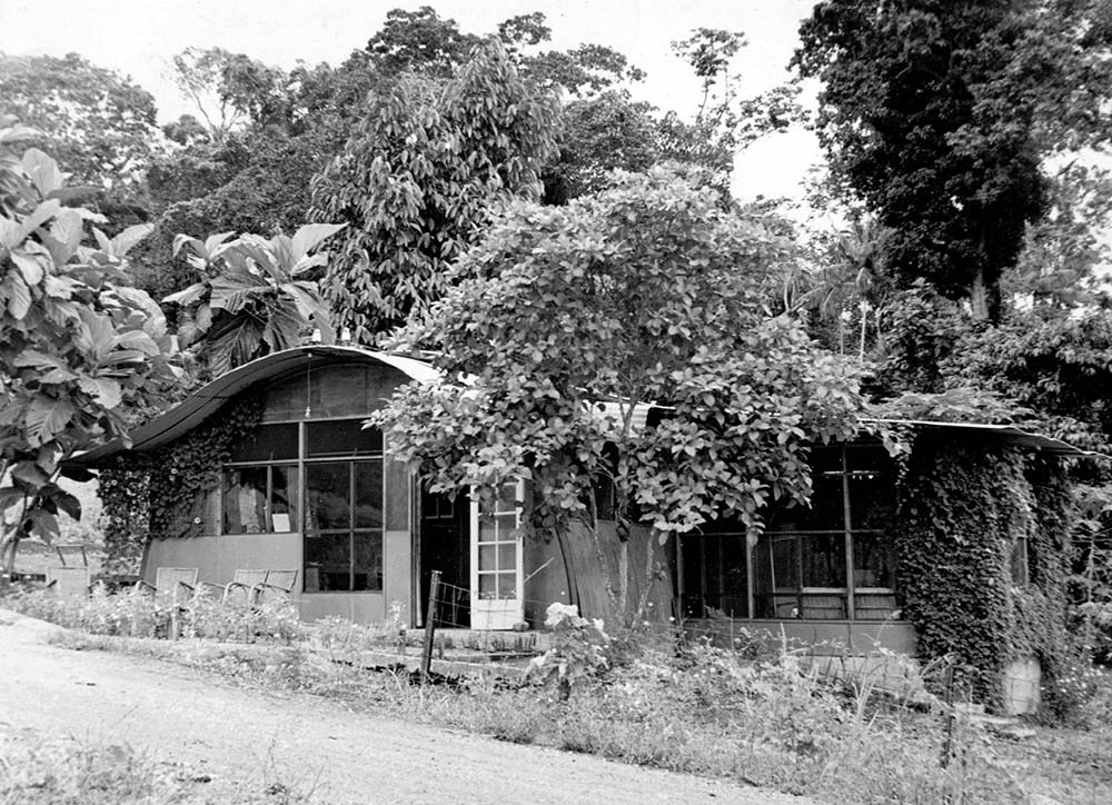 De quonset van de familie Klencke in Kotabaroe, 1953 Quonset familie Klencke 1953