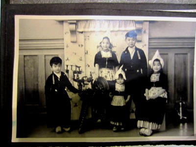 Holland, 1952. Verkleden in Volendams kostuum, net als echte toeristen {1952:Volendam, Nederland}
