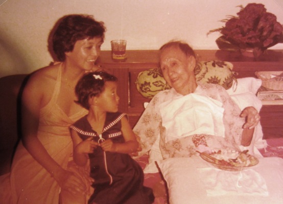 Francisca met haar dochter en oma Liem Koen Hong in Jakarta ca 1980 {1980:Jakarta}