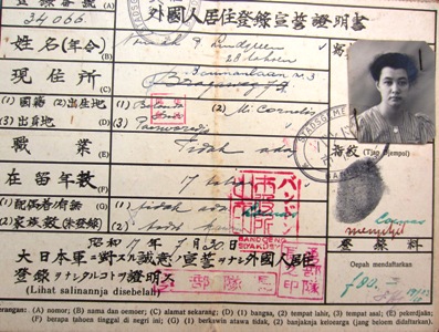 Poerworedjo 1942. Roos wordt als Indisch meisje niet geïnterneerd door de Japanners. Dat zal na de bezetting nog de volgorde beïnvloeden waarin Roos op de wachtlijst komt te staan voor evacuatie naar Holland {1942:Poerworedjo}