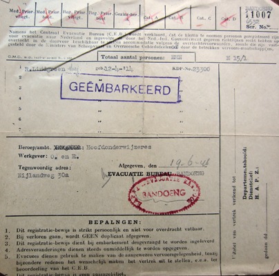 Bandung 1946. Registratiebewijs voor evacuatie naar Holland van Roos Lindgreen. Beroep: hoofdonderwijzeres, werkgever: O. en E. Het papier geeft recht op overtocht naar Holland, maar is nog geen passagebiljet {1946:Bandung}