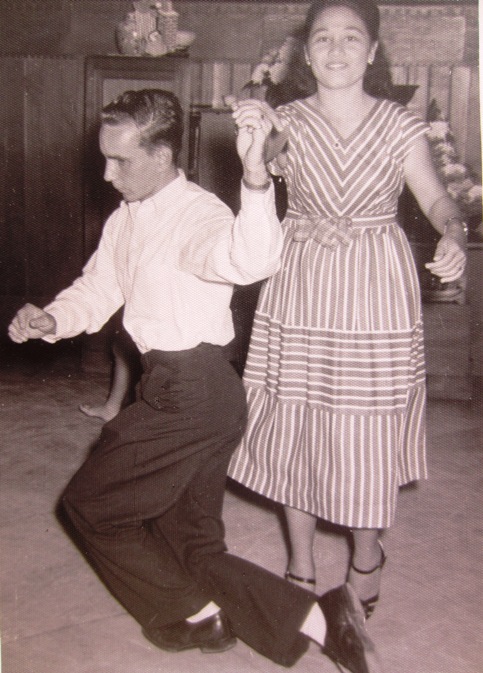 Na de oorlog wordt het swingen. Hanno en zijn aanstaande bruid Emmie rock 'n rollen in de grote woonkamer van Goebeng Podjok, zijn ouderlijk huis {1945:Surabaya}