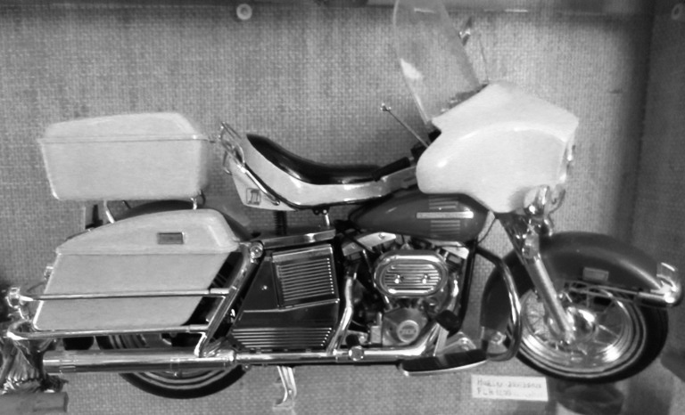Model Harley Davidson. In Holland ontwikkelt Hanno een nieuwe hobby: modelbouw. Natuurlijk prijkt de Harley Davidson op een prominente plaats in de vitrine {1980:Dordrecht}