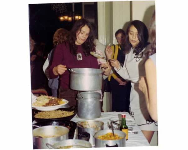 Huisfuifjes. Legendarisch, vooral vanwege de uitgebreide rijsttafel {1970:Den Haag}