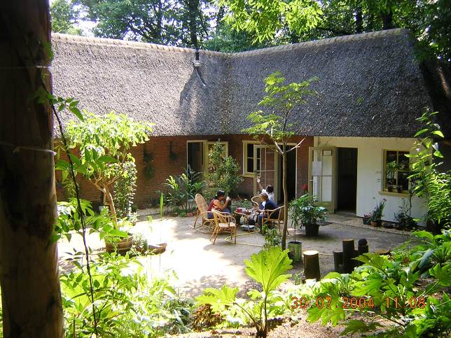 Het Indisch Achtererf in het Openlucht Museum in Arnhem. Het werd in 2004 ingericht door haar dochter, als dank aan haar en aan al die leuke gekke mensen uit Indië die met hun vertelsels en liedjes en muziek en kookkunst de Indische cultuur overdroegen op hun nazaten in Holland {2004:Arnhem}