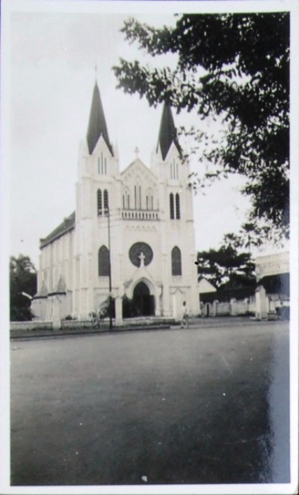 De Kathedraal van Batavia. Waar op 20 augustus 1913 het huwelijk werd voltrokken van H.L. Pennock en Chr. Musch, "en waar onze oudste dochter Augustina Elisabeth werd gedoopt op 1 Mei 1915", schrijft Bobbie op de achterkant van deze foto {1915:Jakarta, Indonesië}