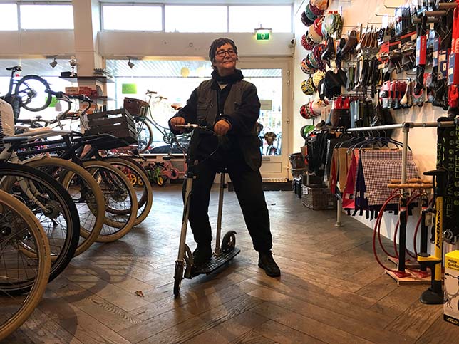De step met zitting, ontworpen door Merapi. Zo ik iets ben, ben ik Onafhankelijk {2017:Amsterdam}
