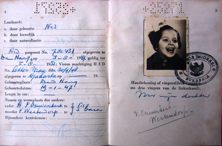 Lieke als drie-jarige. Ze is in 1947 geboren in Den Haag, maar nu gaat ze met een kaart vol stempels naar Indonesië {1947:Den Haag, Nederland}
