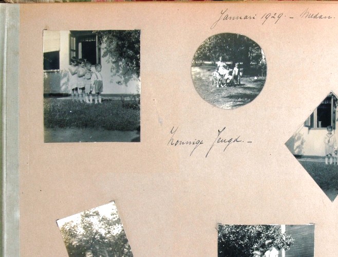 Het gezin van oma en opa Westendorp-Daum. Het meisje achtin het 'laddertje' is Virginie, oftewel Nineke, de moeder van Lieke op 7-jarige leeftijd in Medan {1926:Medan}