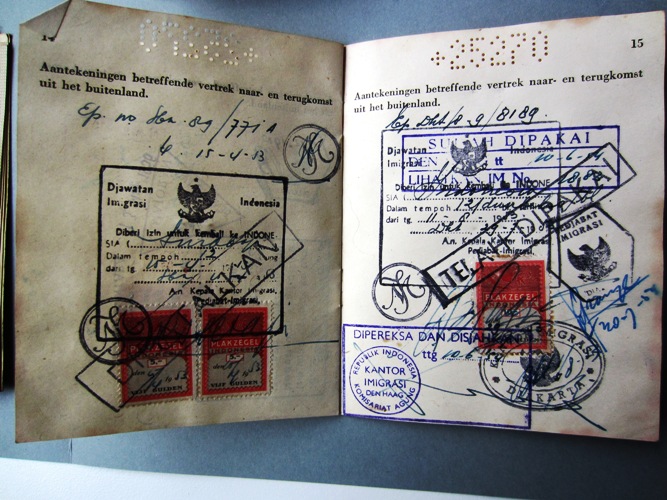 Stempels in een paspoort. Lieke en haar moeder zijn in 1956 terug gekomen naar Den Haag, vader blijft nog een poos in Indonesië {1999:Triëst, Italië}