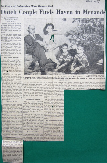 Miep en Joop halen de krant in Amerika. Met behulp van de Church of the Brethen zijn ze doorgeëmigreerd naar de Verenigde Staten