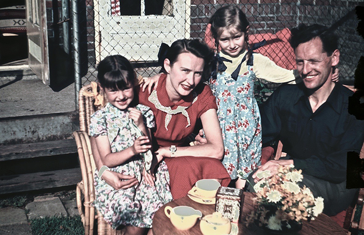 Hier woonden we al in Amstelveen, het is zomer 1952, ik ben daar dus 7, mijn zusje 5 {1952:Amstelveen}