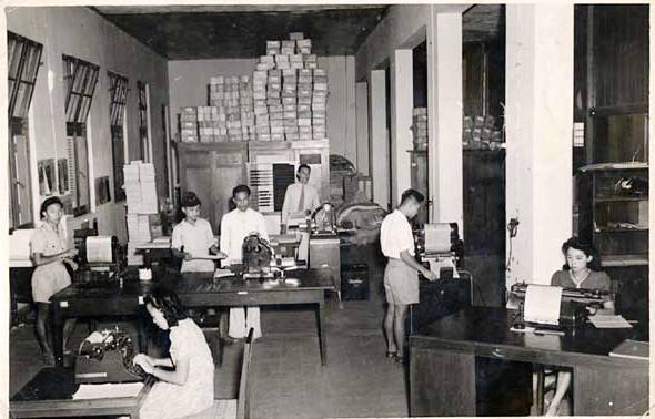 Interieur van de EBCI, de eerste Bandoengse Copieer Inrichting. 's Nachts stencillen ze hier de notulen van de West Java Conferenties van Van Mook {1948:Bandung}