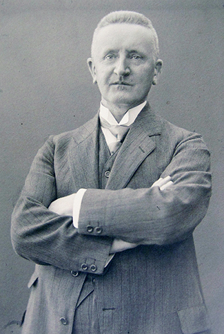Gothilff Wiesinger (1863-1929), de peetvader van Herfried en de vader van Agnes. In Hamburg stichtte hij na zijn pensionering nog een familiehuis. En ook een familiegraf, waar hij in 1929 als eerste in kwam te liggen {1929:Hamburg}