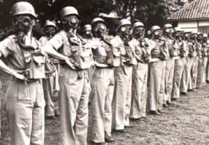 Batavia 1941 Oefening met gasmaskers. KIT, IWI-collectie ALM 2345, foto 3*57738 {1941:Semarang}
