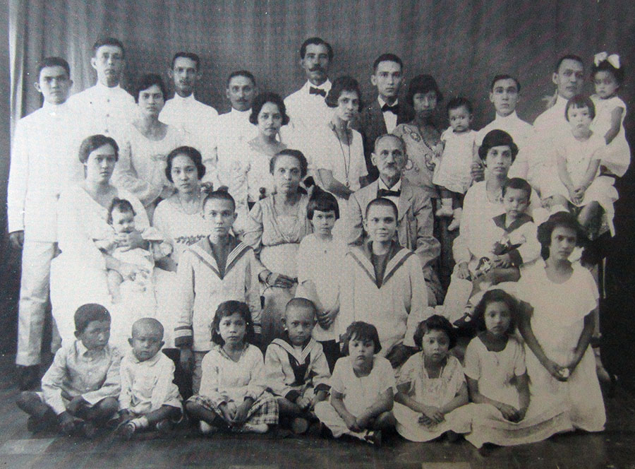 Batavia 1922. Henri Charles Vaillant (Sumedang 1854-Batavia 1930) en Mathilde Wilhelmina de la Rembelje (Batavia 1870-Batavia 1838) met hun kinderen en een aantal kleinkinderen. Inges vader Frédéric Gérard Cornelius (Batavia 1909-Leeuwarden 1978) zit geknield als 1e van links op de tweede rij {1922:Jakarta}