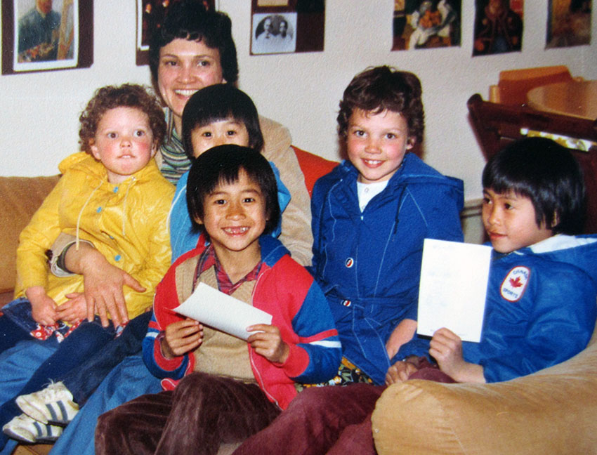 Owen Sound 1981. Inge met haar kinderen en de kinderen Mong uit het bevriende Vietnamese gezin {1981:Owen Sound, Canada}