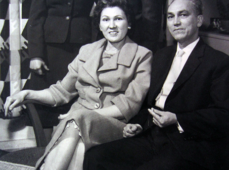 Leeuwarden 1958. De ouders van Rob. Als Indische Pater zette vader zich ook in voor de spijtoptanten uit Indonesië; aan niets is te zien dat hij zijn oorlogsherinneringen steeds minder de baas is. Ook in het kamp viel hij op door zijn hulp aan lotgenoten. Daarom werd hij door de Jap bij wijze van straf gedwongen aanwezig te zijn bij onthoofdingen en andere straffen die de kampbewakers de gevangenen oplegden {1960:Leeuwarden}
