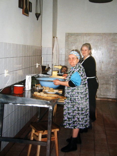 Suprasl 1991. De vrouwen in Polen koken op z'n Indisch: samen, lang, veel en heel gevarieerd. Heerlijk! {1991:Polen}