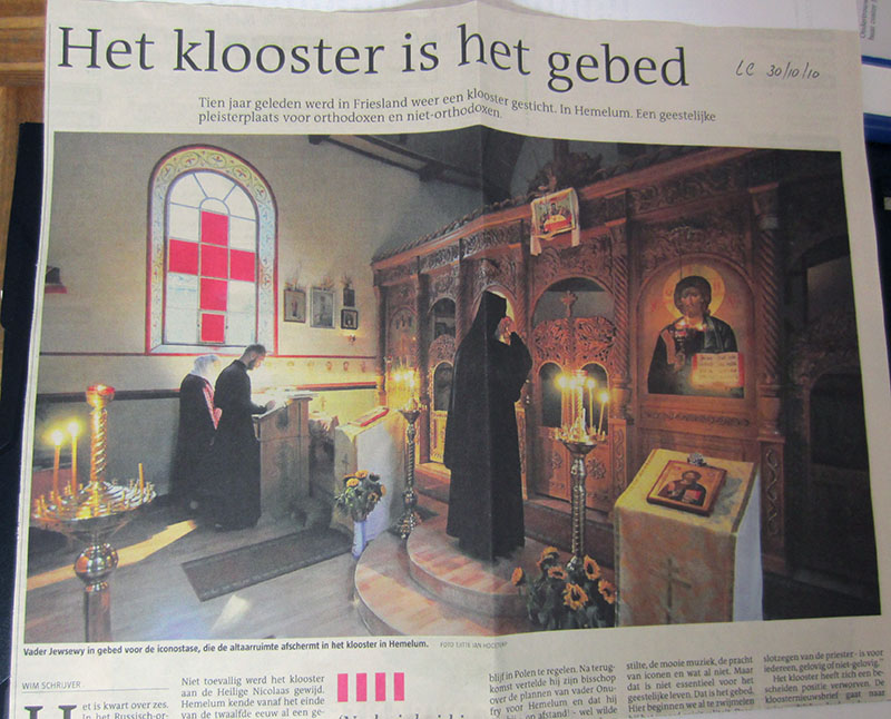 De Leeuwarder Courant wijdde in 2010 een artikel aan het 10-jarig bestaan van het Klooster van de Heilige Nicolaas van Myra in Hemelum. Voor de iconostase staat Vader Jewsewy in gebed {2010: Hemelum, Friesland}