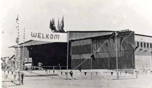 1945 Attika in de woestijn bij Port Said. Daar was een tentenkamp ingericht door de Gealieerden waar de evacucé's kleding en goederen uitgereikt kregen. een strijkje van Duitse krijgsgevangenen hield de moed erin {1945:Attika, Port Said}